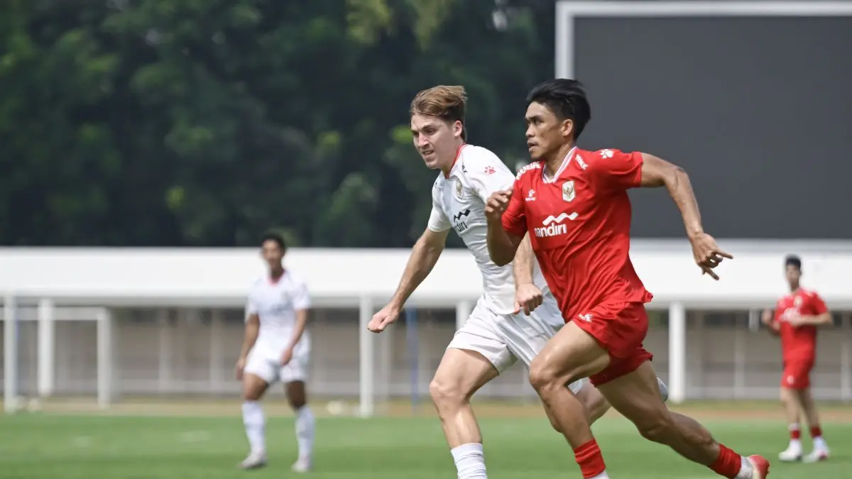 Luke Vickery (kiri) berebut bola dengan Rizky Eka Pratama saat berlatih di Stadion Madya, Senayan, Jakarta (30/5). Luke Vickery siap menjalani debut bersama skuad Garuda. (dok.antara)