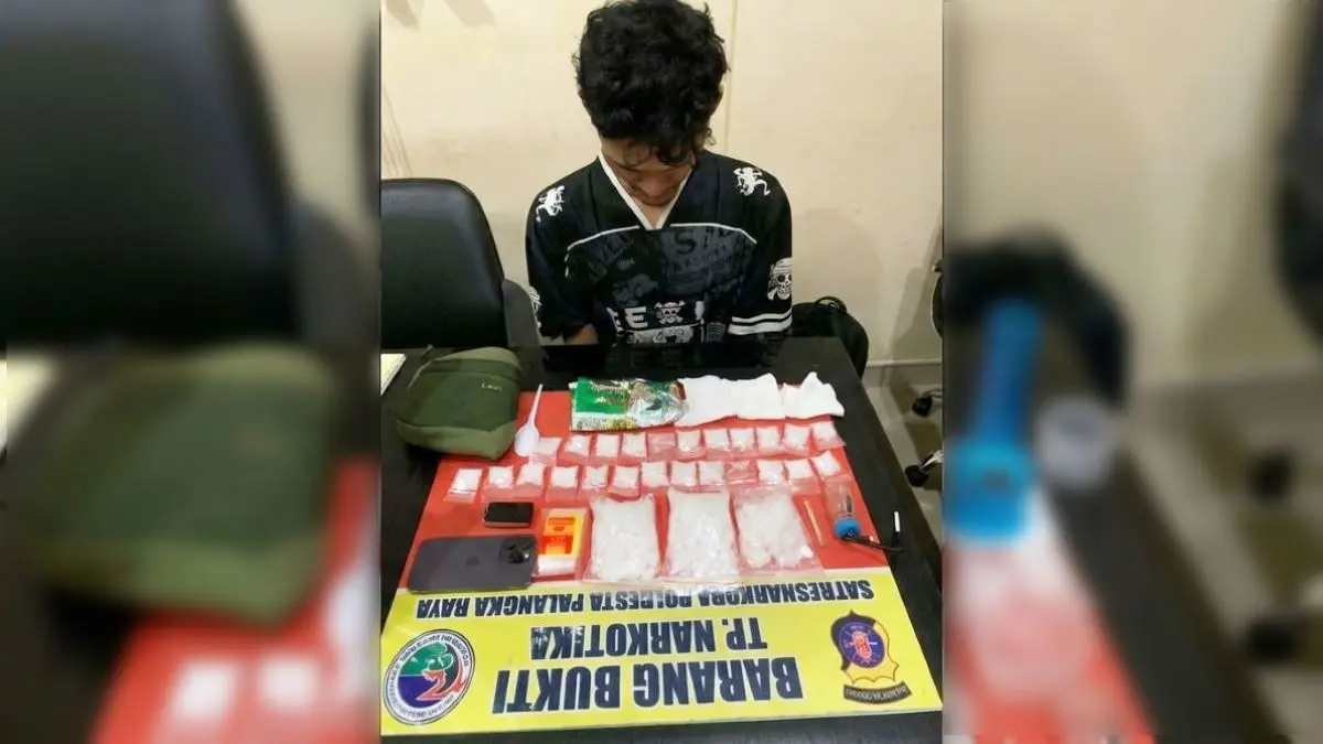 NARKOBA : Norman (30) Bersama barang bukti narkoba diamankan di Mapolresta Palangka Raya. FOTO: IST/RADAR SAMPIT