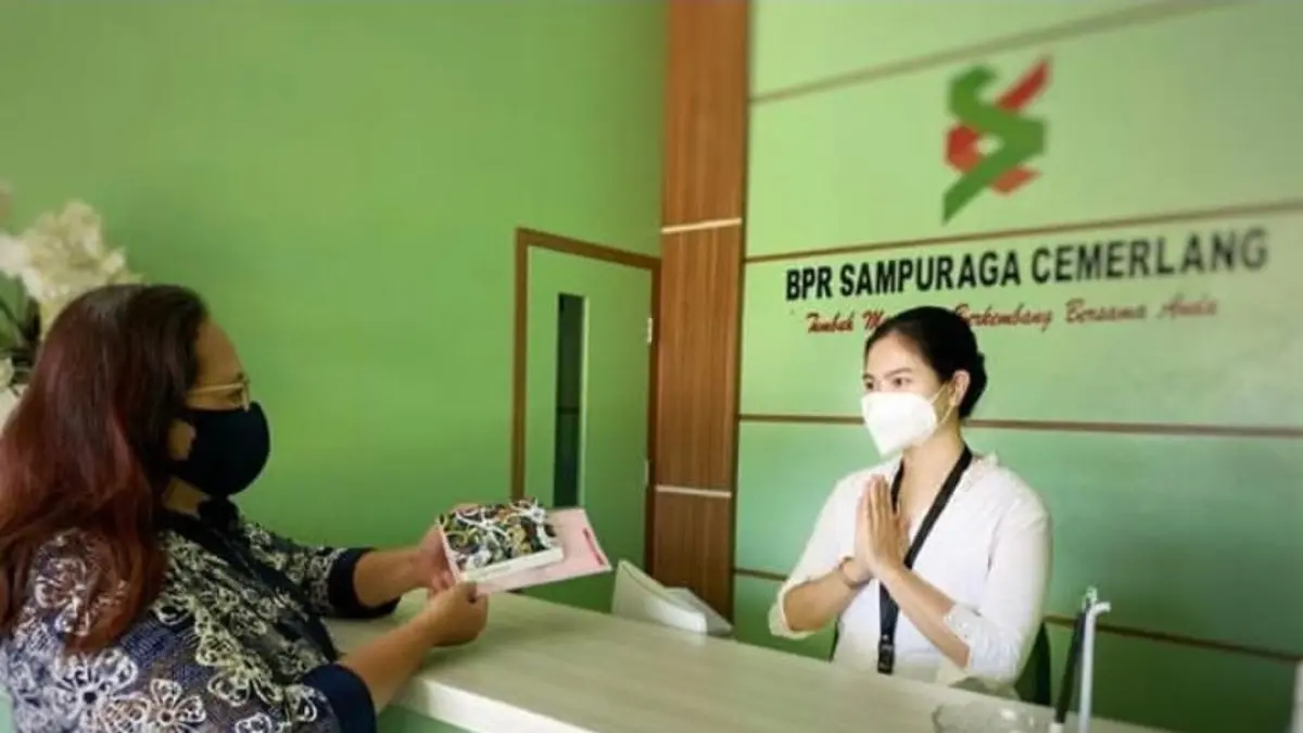 Pegawai Bank Sampuraga melayani nasabah beberapa waktu lalu.