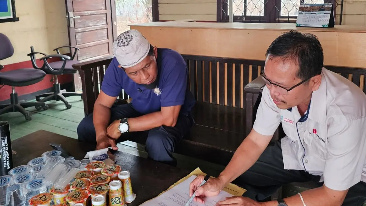 Proses penandatanganan berita acara serah terima dari perusahaan ke pihak pemerintah desa