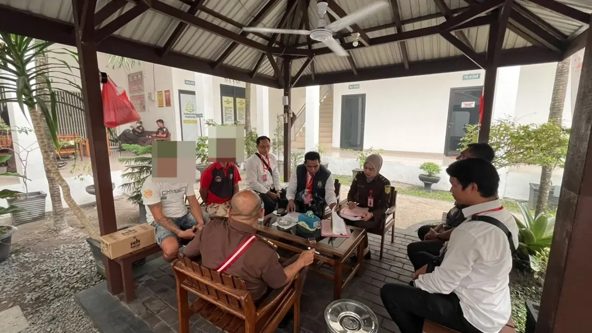 Satreskrim Polresta Palangka Raya menyerahkan tersangka dan barang bukti kepada Jaksa Penuntut Umum (JPU) Kejaksaan Negeri Palangka Raya. (Dodi/Radar Sampit)