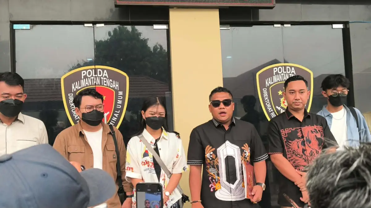 Vokalis Band R.A.S.Y.A dan rekannya saat jumpa pers usai melaporkan dugaan pelecehan yang dialami mereka, ke pihak Polda Kalteng, Selasa (22/9).(dodi/radarsampit)