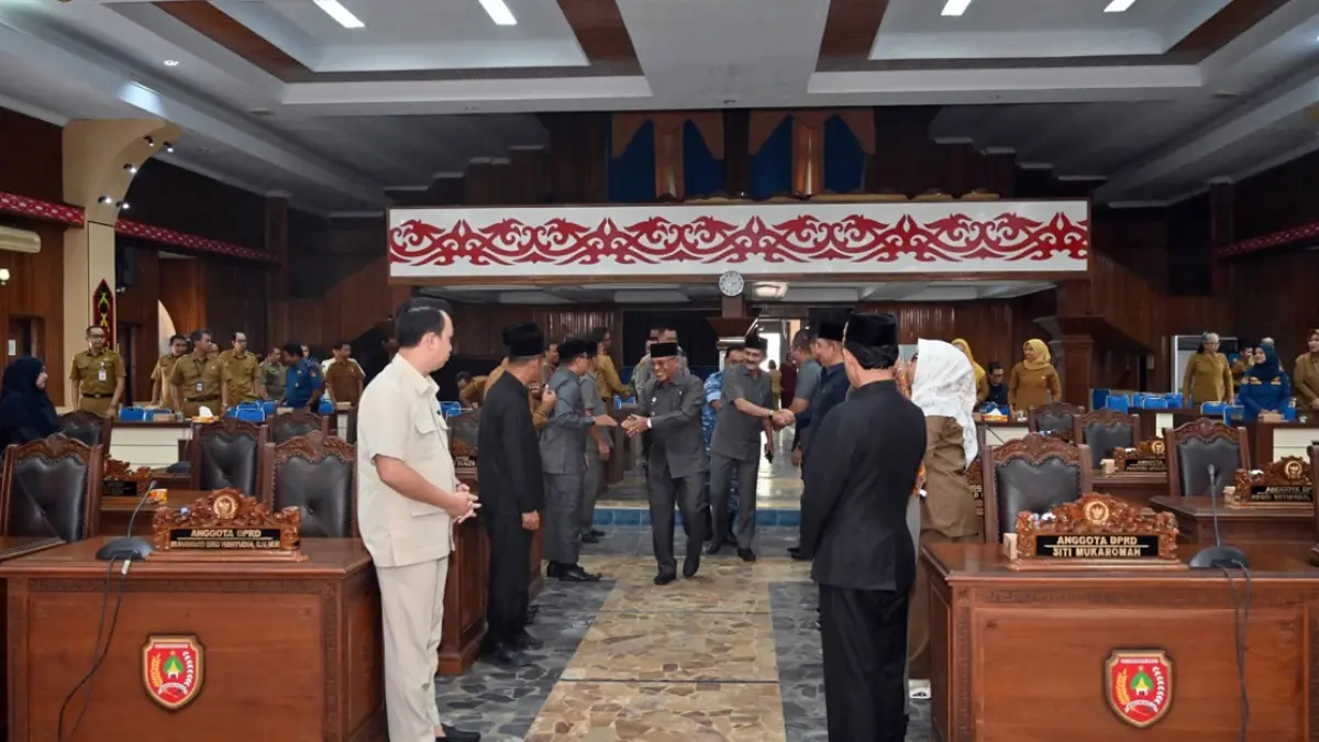 Wakil Bupati dan Ketua DPRD Kotawaringin Barat usai kegiatan rapat paripurna di gedung DPRD. (Syamsudin/Radar Sampit)