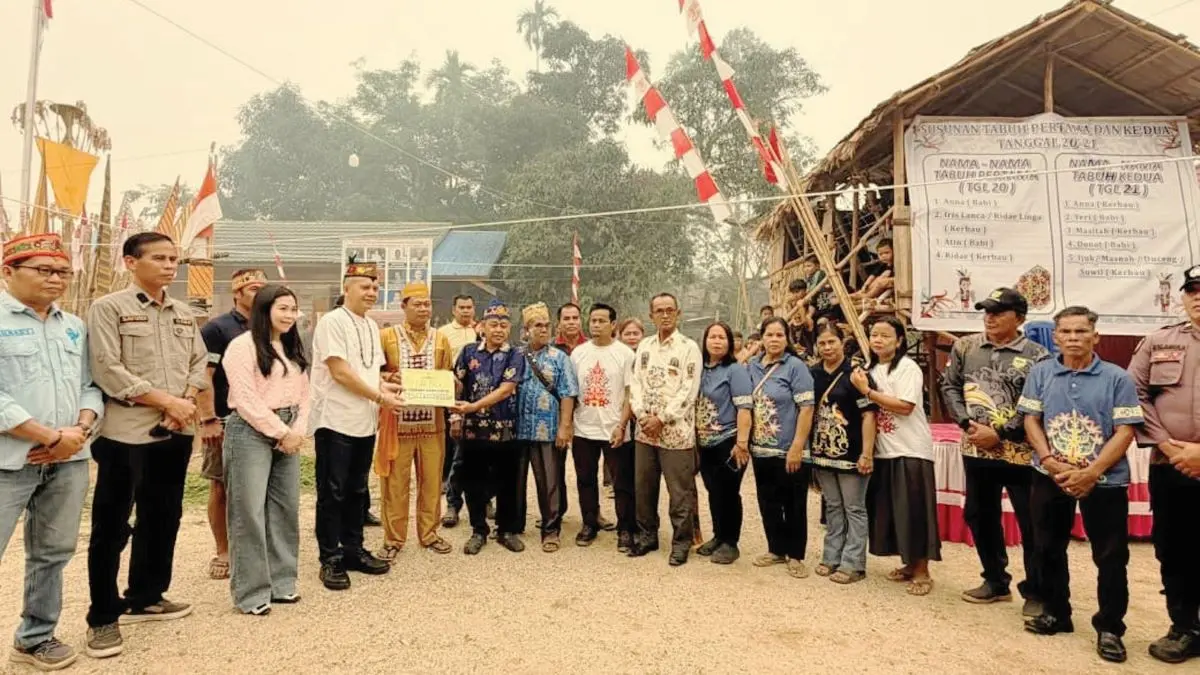 BANTUAN : Bupati Gumas Jaya Samaya Monong didampingi Ketua TP-PKK Mimie Mariatie Jaya Samaya Monong menyerahkan secara simbolis bantuan untuk kegiatan ritual tiwah di Desa Tanjung Karitak, Kecamatan Sepang tahun 2026, Minggu (20/9/2026). FOTO : DISKOMINFO SANTIK GUMAS/RADAR SAMPIT