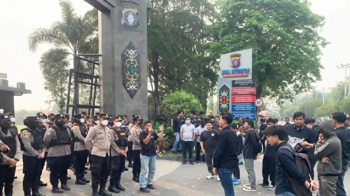 AKSI DAMAI : Aksi Aliansi Pemuda Melawan Korporasi (APMK) mendesak Polda Kalteng lebih terbuka dalam mengungkap perkembangan perkara yang saat ini masuk tahap penyidikan. FOTO: DODI/RADAR SAMPIT