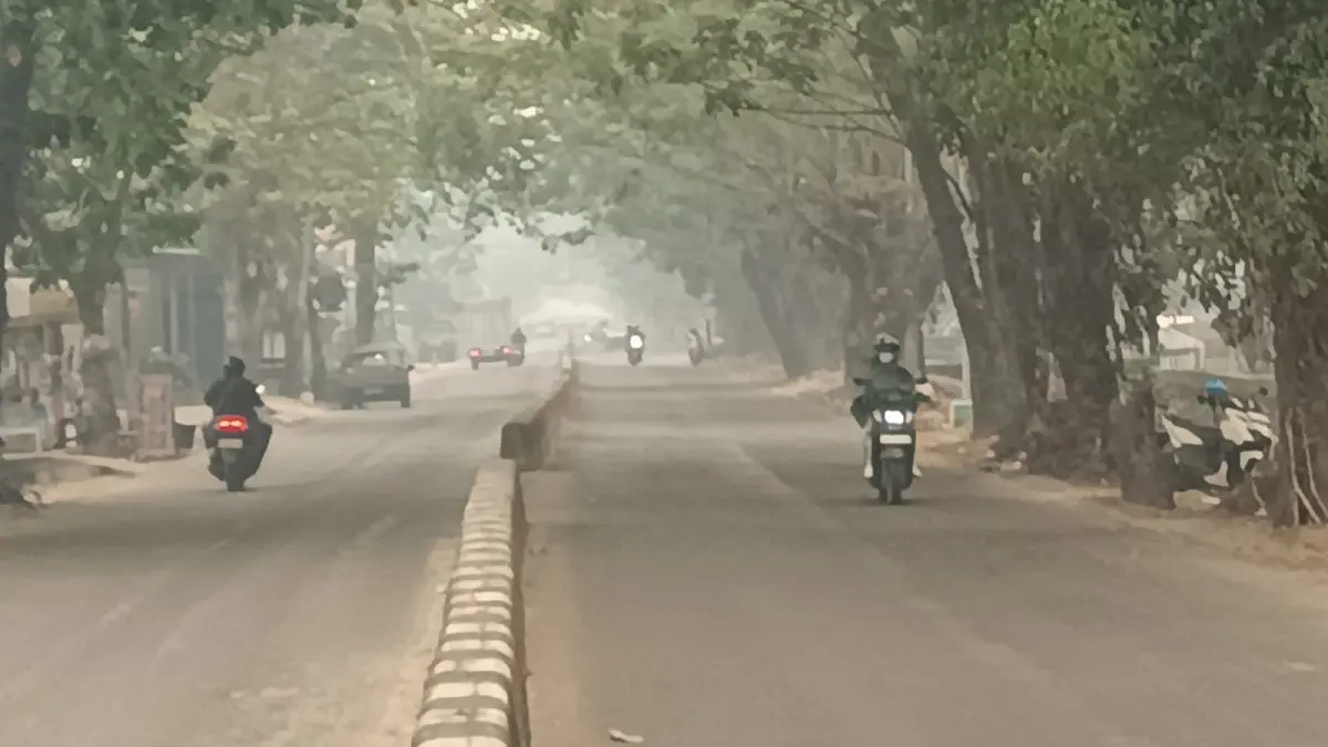 Kondisi kabut asap di salah satu jalan raya di Sampit, Kabupaten Kotawaringin Timur, Rabu (23/9/2026). (Usay Nor Rahmad/Radar Sampit)