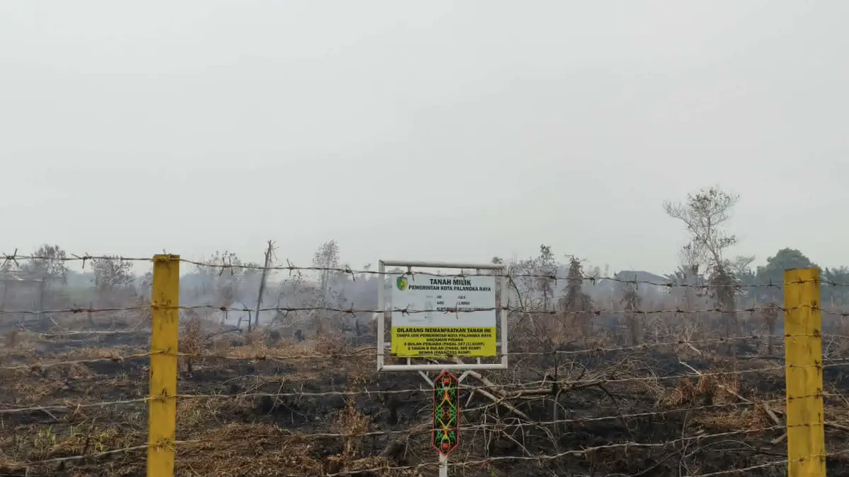 Salah satu lahan milik pemerintah Kota Palangka Raya di Jalan Merdeka yang turut terbakar, bahkan masih mengeluarkan asap, Rabu (23/9). (dodi/radarsampit)