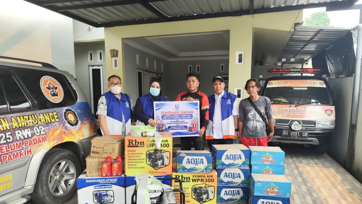SERAHKAN BANTUAN: Perwakilan pengurus DPC Hiswana Sampit H Yusran, Iyeth, Dwi dan Setio Pertiwi menyerahkan bantuan peralatan untuk penanganan karhutla di Sampit, Rabu (23/9/2026). (Istimewa)