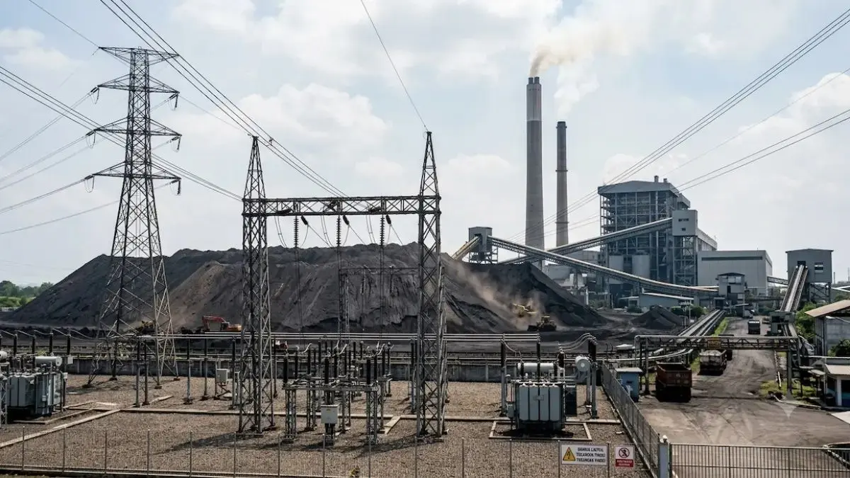TUMPUKAN BATU BARA: Pemerintah melalui Kementerian ESDM berencana mengolah batu bara menjadi bensin (coal-to-liquid) untuk menekan impor BBM.