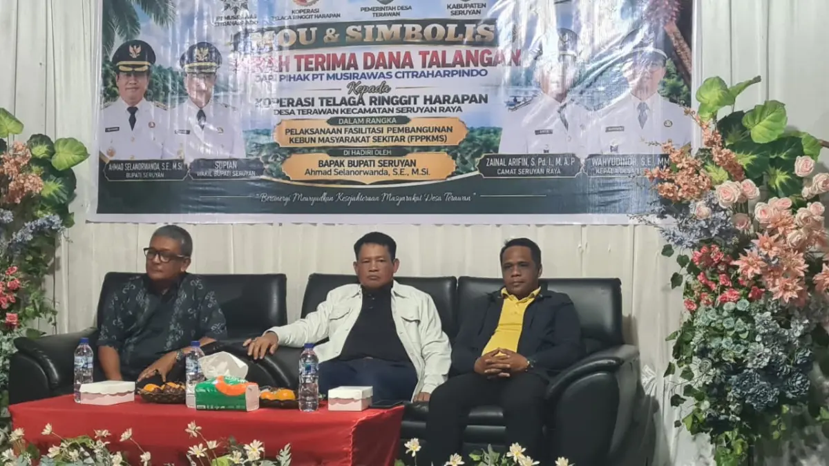 Bupati Seruyan Ahmad Selanorwanda didampingi Wakil Ketua I DPRD Seruyan Harsandi dan Direktur Musirawas Citraharpindo Djunta Marhaendro saat penyerahan dana talangan manfaat FPKM kepada Koperasi Telaga Ringgit Harapan di Desa Terawan, Selasa malam (22/9/2026),