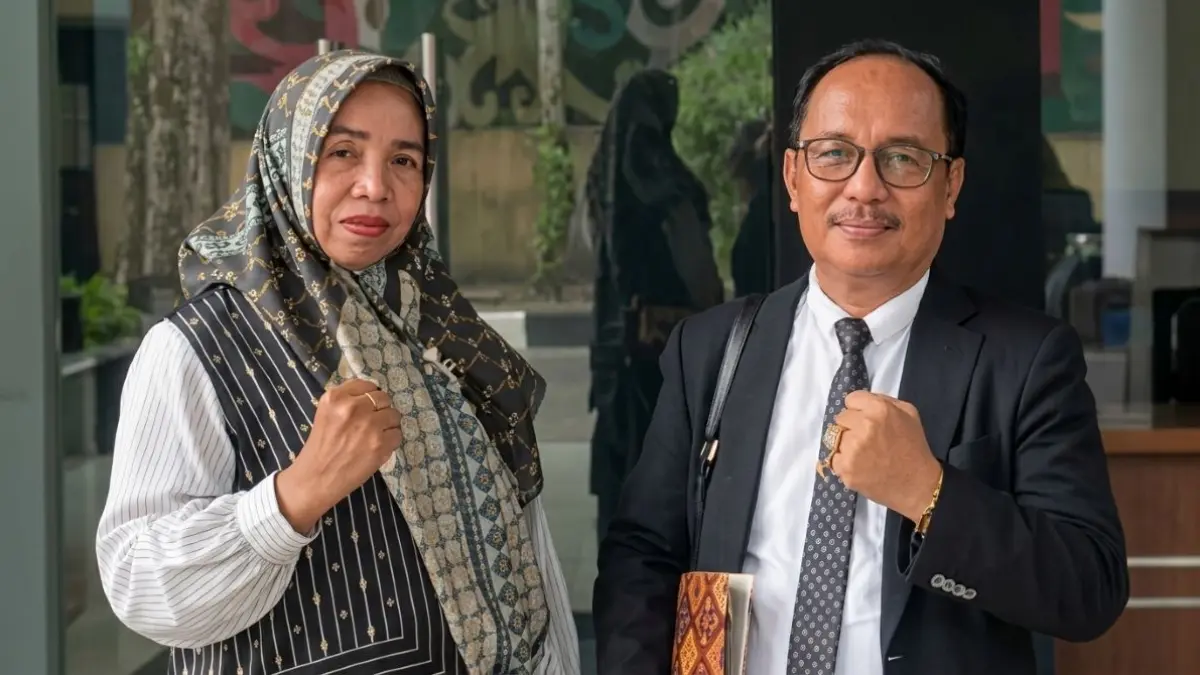 BERSAMA: Adv. Dr. Mahdianur, S.H., M.H bersama salah satu klien. FOTO: IST/RADAR SAMPIT