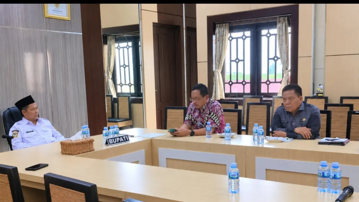 Bupati Katingan Saiful saat rapat terbatas bersama Sekretaris Daerah dan jajaran kepala organisasi perangkat daerah (OPD) di ruang rapat kerja Rumah Jabatan Bupati Katingan, Kamis (24/9/2026).