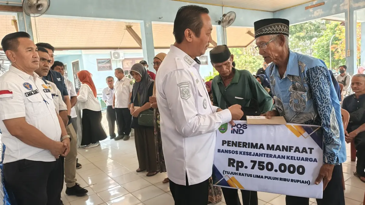 Bupati Sukamara Masduki menyerahkan secara simbolis Bansos Kesejahteraan bagi KPM. (Fauziannur/Radar Sampit)