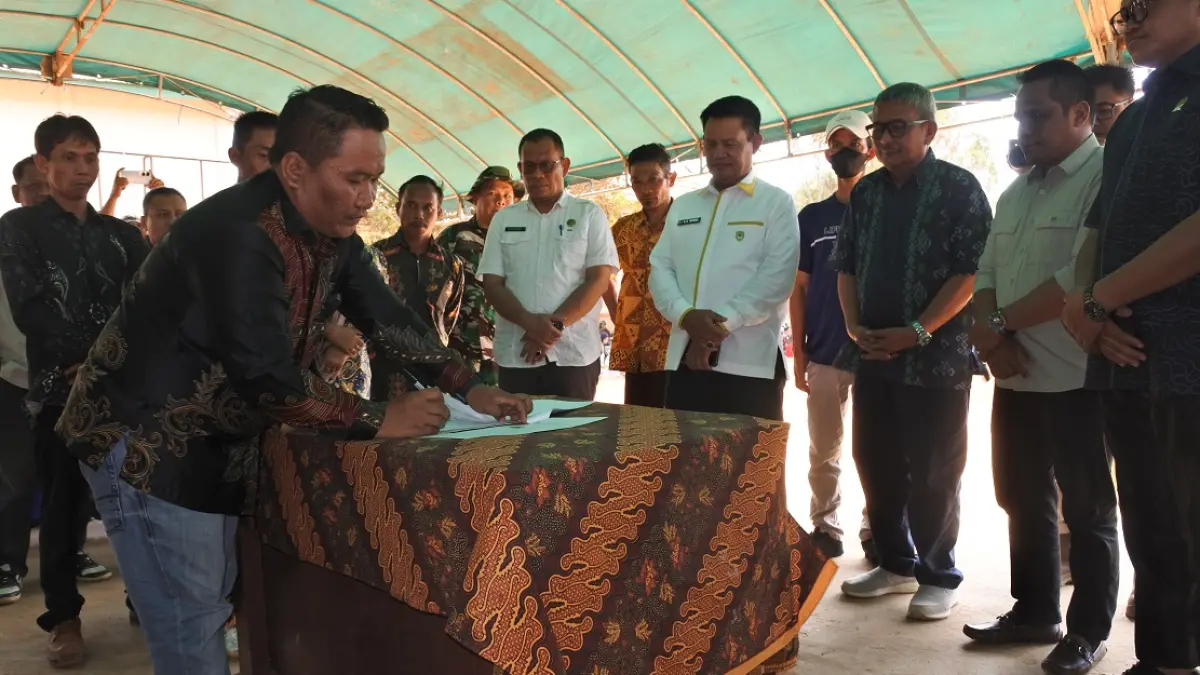 Ketua Koperasi Citra Pelangi Lansera Seruyan Sejahtera Karliansyah menandatangani berita acara penyerahan dana talangan manfaat FPKM dari Musirawas Citraharpindo, disaksikan Bupati Seruyan Ahmad Selanorwanda, Wakil Ketua 1 DPRD Seruyan Harsandi, Direktur Musirawas Citraharpindo Djunta Marhaendro, Camat Seruyan Raya Zainal Arifin, kepala desa dan tokok masyarakat di Desa Lanpasa, Rabu (23/9/2026,