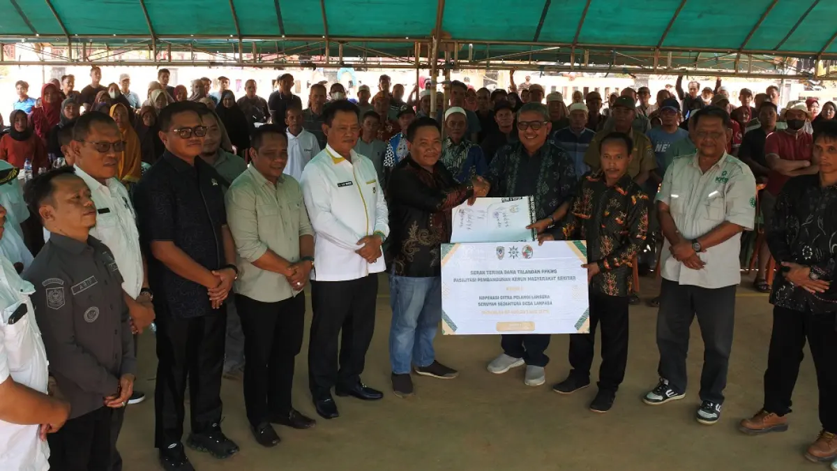 Direktur Musirawas Citraharpindo Djunta Marhaendro menyerahkan dana talangan manfaat FPKM kepada pengurus Koperasi Citra Pelangi Lansera Seruyan Sejahtera,  disaksikan Bupati Seruyan Ahmad Selanorwanda, Sekda Seruyan Bahrun Abas, Wakil Ketua I DPRD Seruyan Harsandi, Camat Seruyan Raya Zainal Arifin, serta tokoh masyarakat setempat, Rabu (23/9/2026).