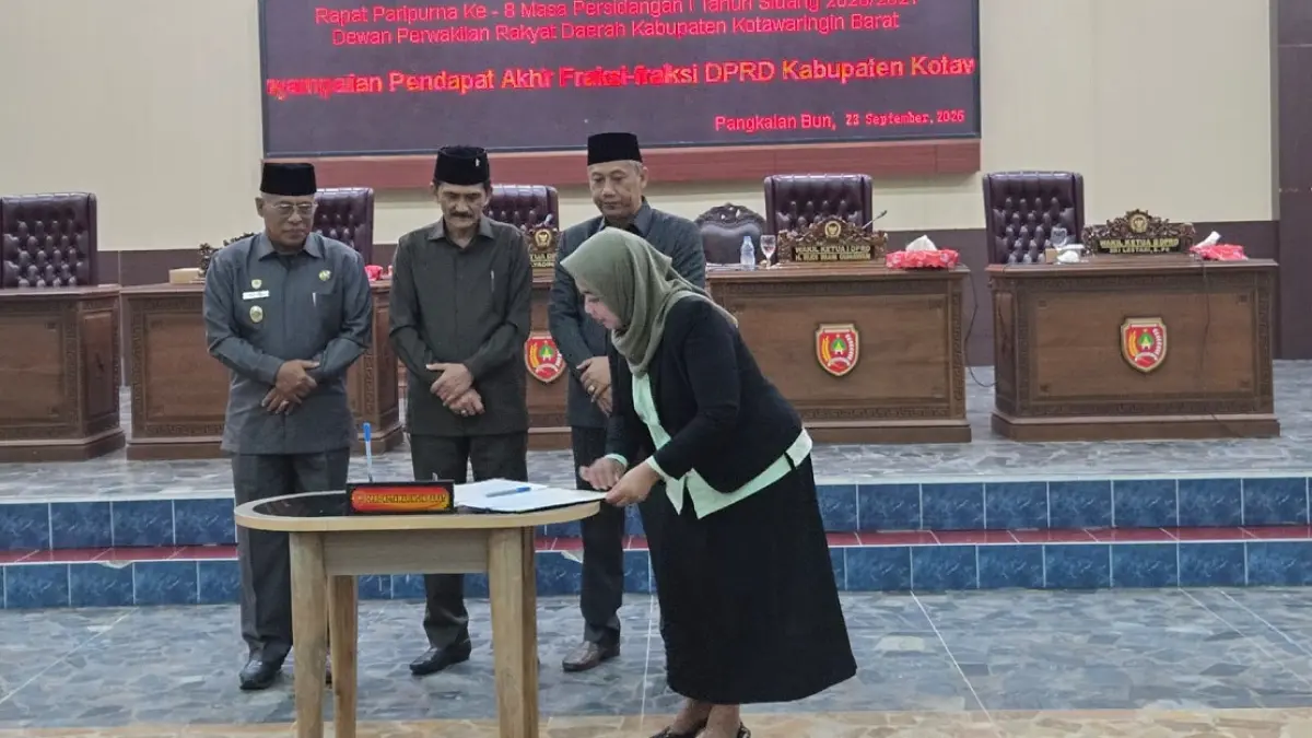 Eksekutif dan legislatif menyepakati dan mengesahkan Raperda Perubahan APBD Kotawaringin Barat 2026. (Syamsudin/Radar Sampit)