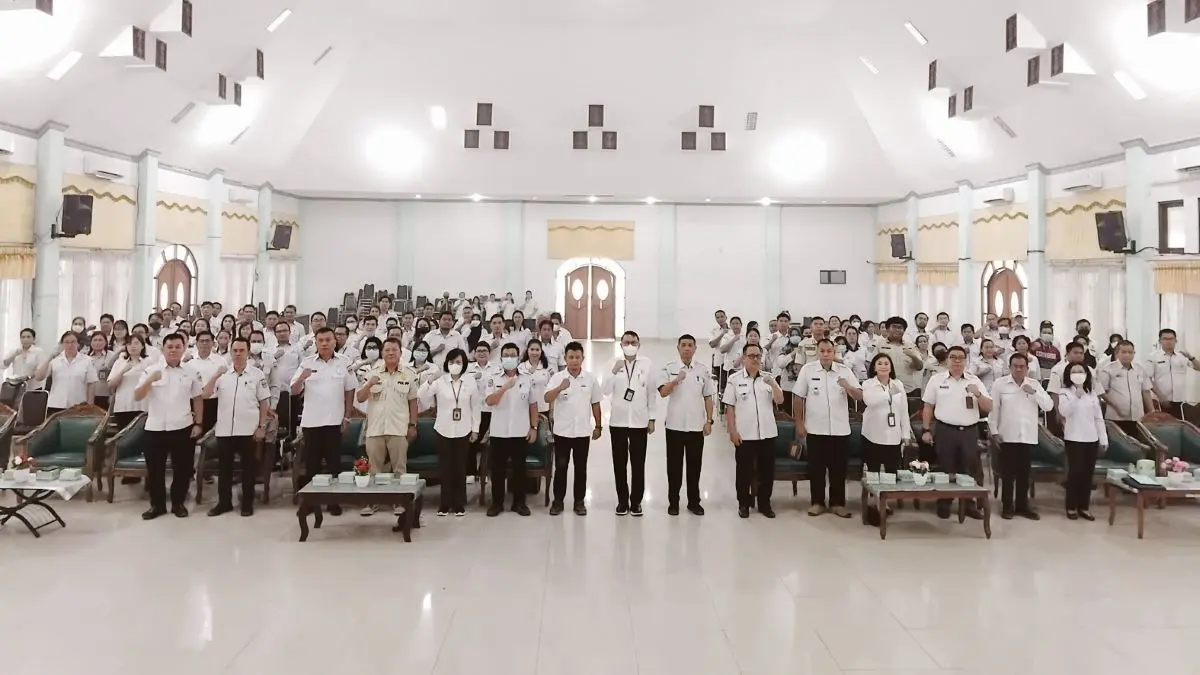 BERSAMA : Sekda Gumas Richard didampingi Plt Kepala BKAD Daniel Bellesord berfoto bersama dengan peserta Rakor dan sosialisasi petunjuk teknis inventarisasi barang milik daerah berupa tanah tahun 2026, di GPU Damang Batu, Kuala Kurun, Rabu (23/9/2026). FOTO : ARHAM SAID/RADAR SAMPIT