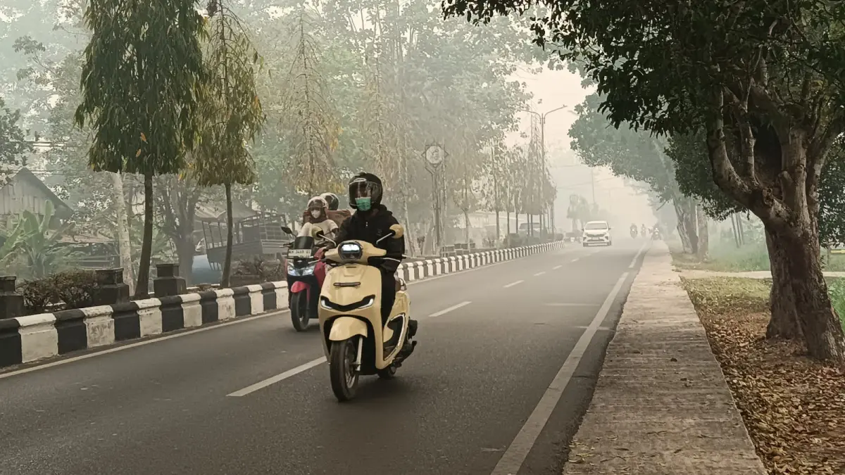 Kabut asap akibat kebakaran hutan dan lahan terpantau di Jalan HM Arsyad Sampit, Kamis (24/9/2026). (Usay Nor Rahmad/Radar Sampit)