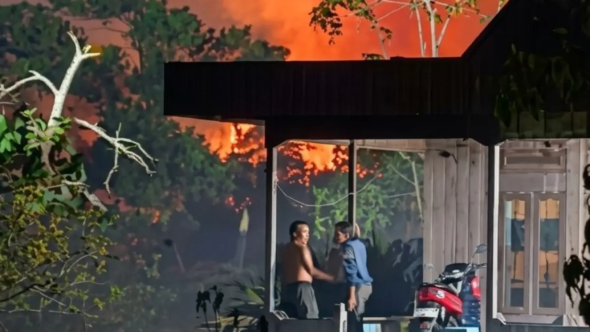 Karhutla mengancam permukiman warga RT 26, Dusun Tatas, Kelurahan Baru, Kecamatan Arsel, Kabupaten Kobar, Rabu 22 September 2026, dinihari.&nbsp;(ist)