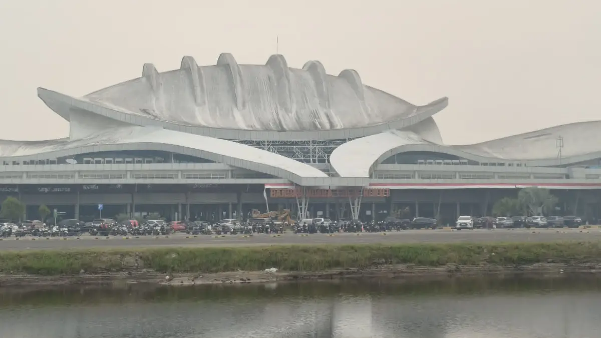 Kawasan Bandara Tjilik Riwut Palangka Raya, yang masih diselimuti kabut asap dan jarak pandang dari udara ke darat masih terbatas tidak sampai 3 kilometer (dok.dodi/radarsampit)