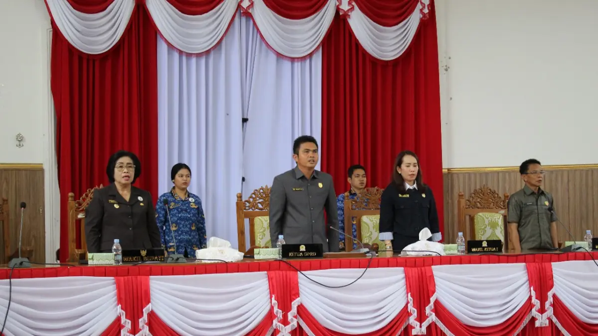 Ketua DPRD Kabupaten Gumas Binartha (dua dari kiri), saat memimpin rapat paripurna DPRD setempat, belum lama ini.(istimewa)