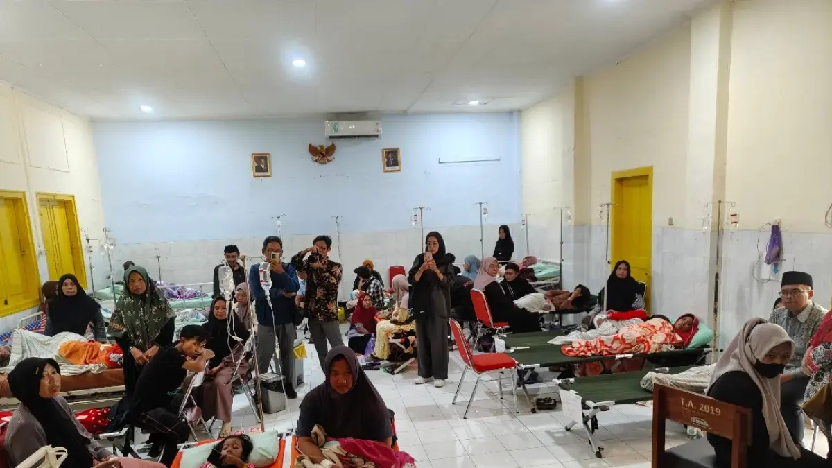 Korban diduga keracunan MBG saat mendapatkan perawatan di RSUD Batang. (metropekalongan)