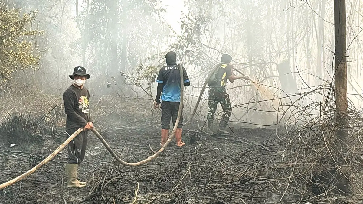PEMADAMAN: Petugas melakukan pemadaman kebakaran lahan di Jalan Tjilik Riwut Km 7-8, Sampit, belum lama tadi. FOTO: YUNI/RADAR SAMPIT