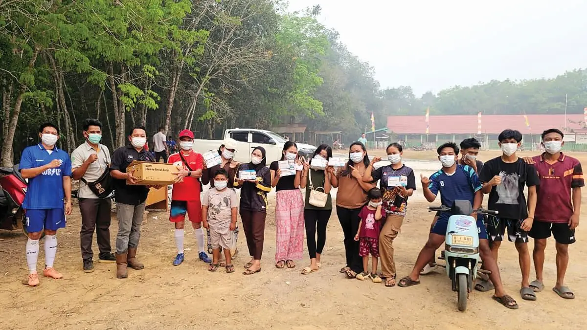 Pembagian masker untuk warga dan anak sekolah, sebagai mitigasi dampak kesehatan.