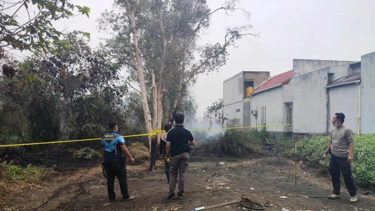 Penyelidikan salah satu kasus perkara Karhutla yang berada di dalam Kota Sampit, oleh Polres Kotim baru-baru tadi. (istimewa)