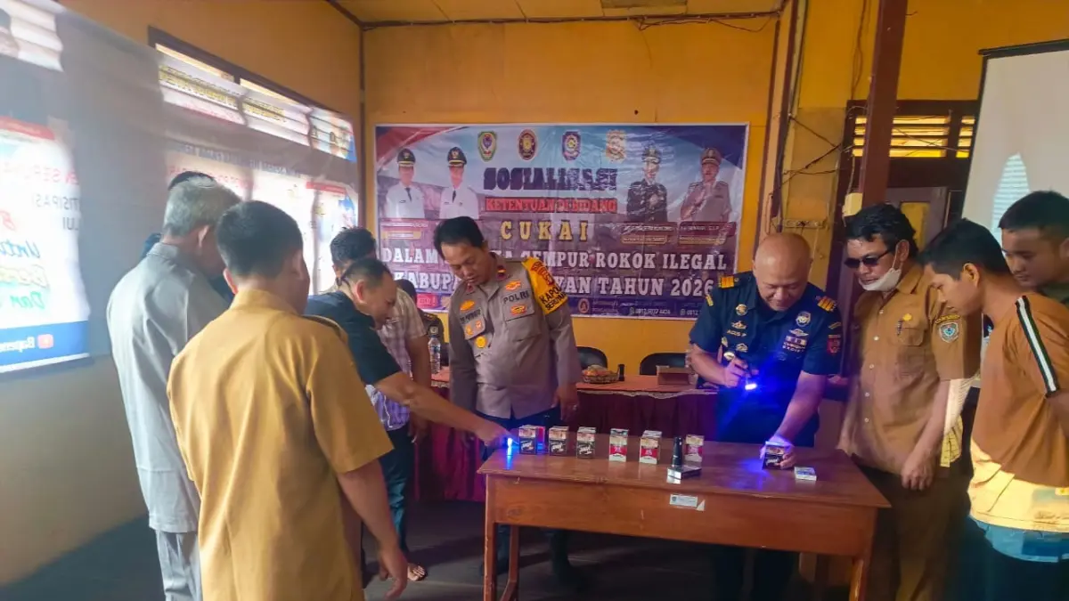 Polsek Seruyan Hulu bersama Bea Cukai Sampit dan Satpol PP Kabupaten Seruyan mengedukasi pedagang tentang rokok ilegal, Selasa (22/9). (Rifani/Radar Sampit)