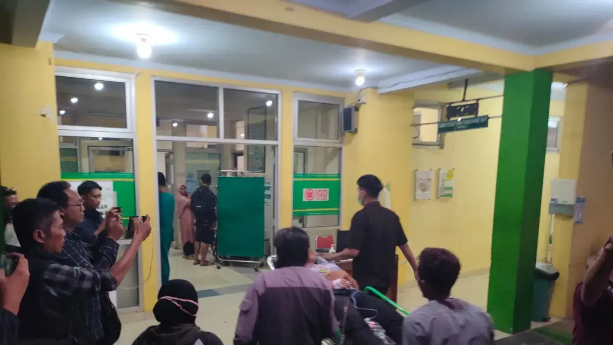 Ratusan siswa sekolah dasar (SD), taman kanak-kanak (TK), guru, hingga orang tua murid diduga mengalami keracunan menu MBG. (Riyan Fadli/Metropekalongan.com)