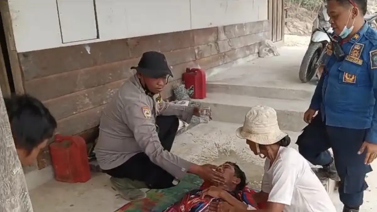 Seorang warga Desa Sumber Mulya, Kabupaten Lamandau, Radi, pingsan setelah kelelahan membantu memadamkan kebakaran hutan dan lahan (karhutla), Rabu (23/9). &nbsp; (Ria/Radar Sampit)