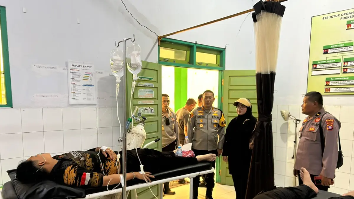 Wakil Bupati Kotim Irawati saat mengunjungi petugas yang tumbang saat menjalankan tugas penanganan karhutla.  (Istimewa)