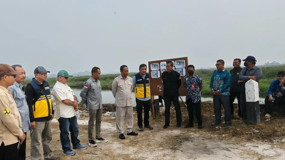 Bupati Sukamara Masduki bersama dengan petugas Dinas PUPR Ketapang meninjau progres pembangunan jalan di wilayah Ketapang. &nbsp;(Fauziannur/Radar Sampit)