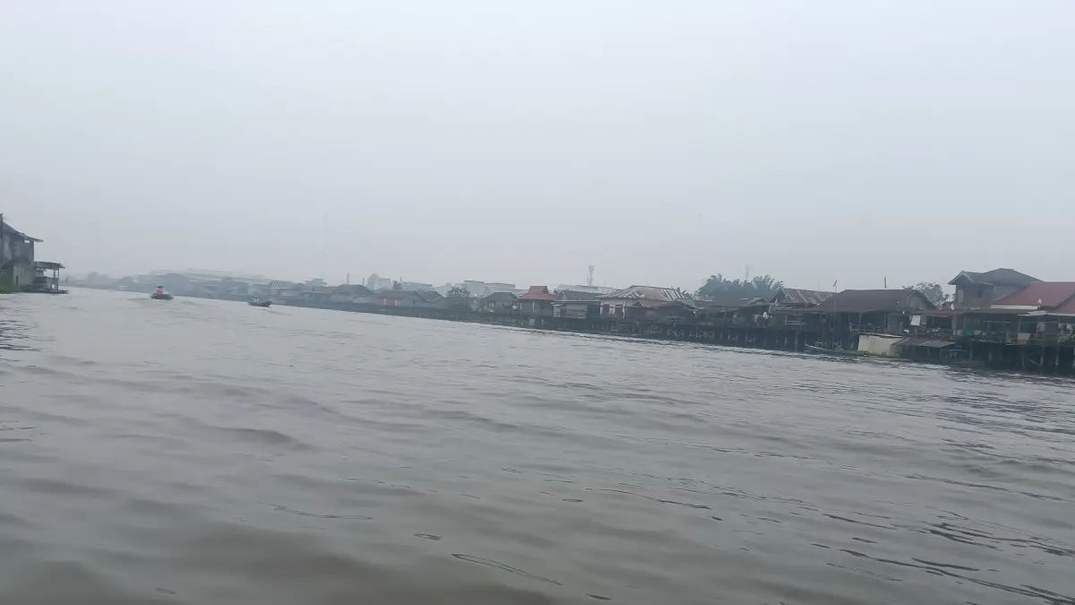 Kondisi air Sungai Arut, yang melintasi perkotaan warnanya sudah semakin menghijau, Jumat 25 September 2026.(tyo/radarsampit)