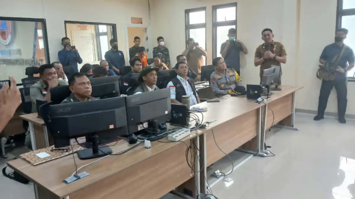Menteri Kehutanan Raja Juli Antoni dan kepala BNPB saat berkantor di Kalteng, memantau penanganan Karhutla, baru-baru tadi. (dok.radarsampit)