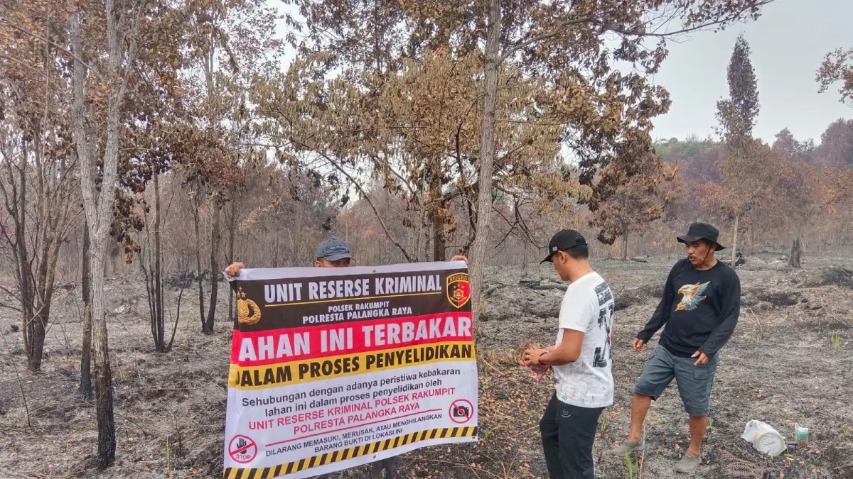 Pemasangan garis polisi di salah satu lahan terbakar yang diproses secara hukum di Kota Palangka Raya.(istimewa)