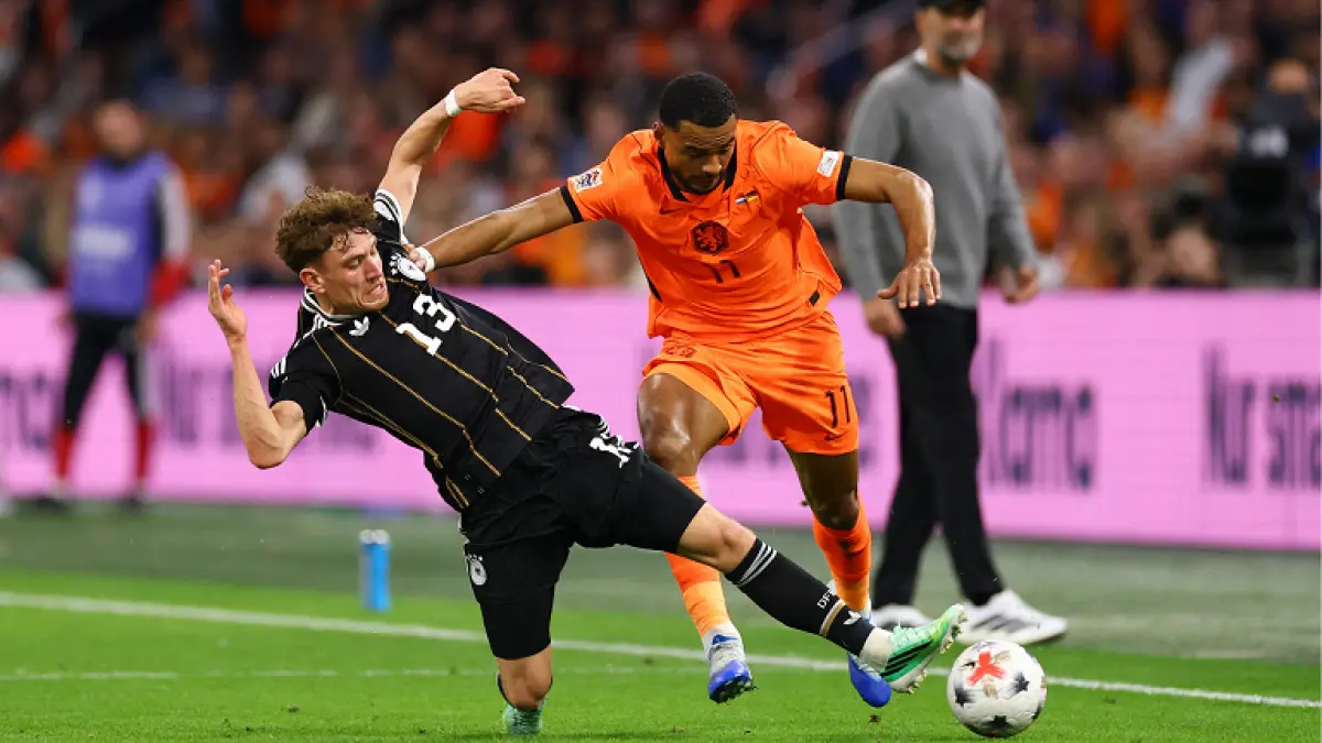 Perebutan bola antara pemain Belanda dan Jerman di laga awal UEFA National League, Jumat (25/9) dini hari WIB. (net)