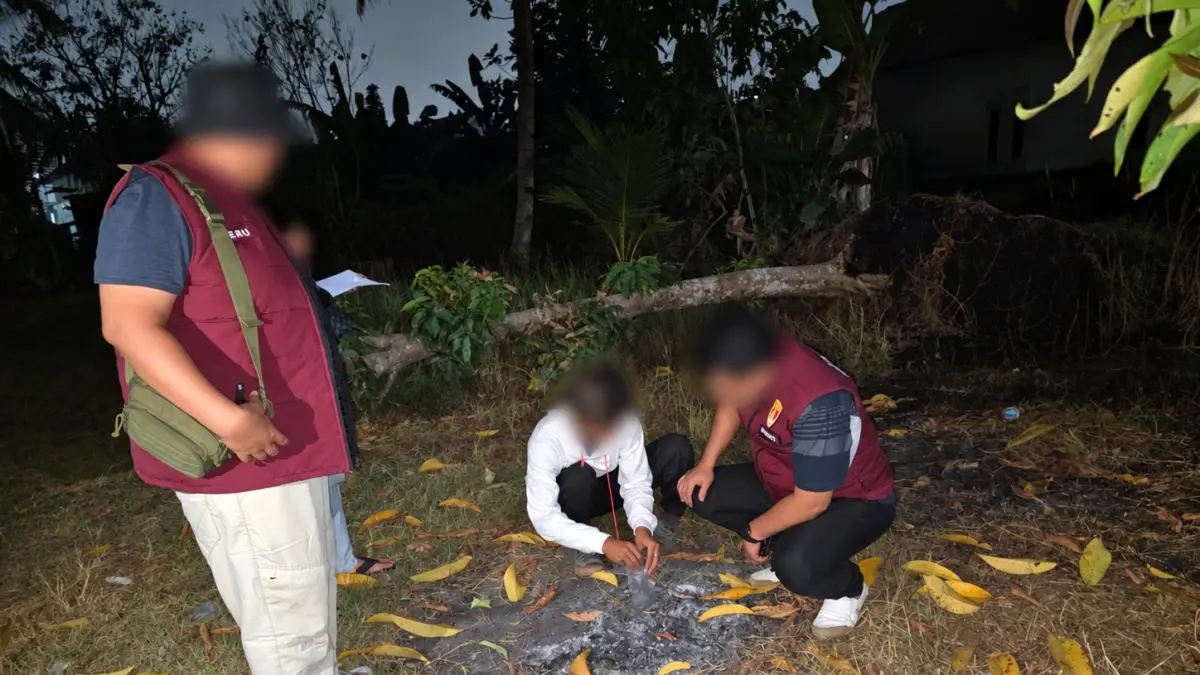 Petugas Polsek Ketapang saat mengamankan satu terduga pelaku pembakar lahan di Jalan Bumi Asri, Kecamatan MB Ketapang, Sampit, Kamis (24/9) siang.(istimewa/Polsek Ketapang)