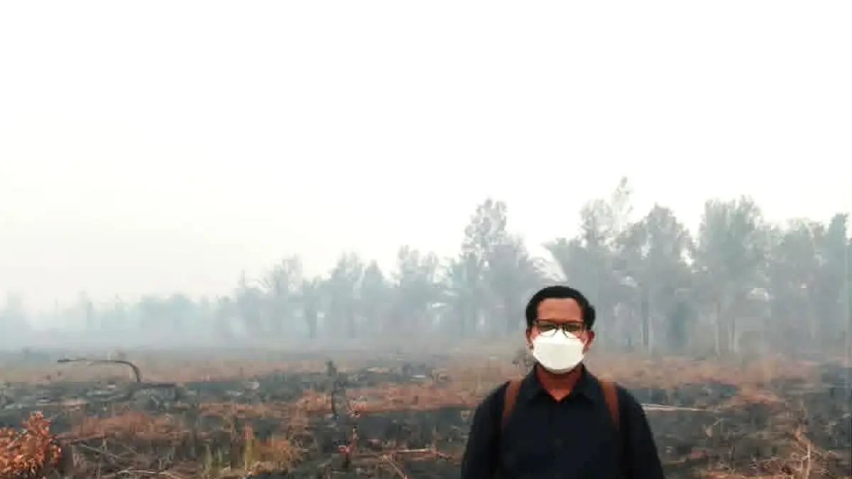 Pihak Walhi Kalteng saat berada di salah satu lahan yang telah hangus terbakar. (istimewa)