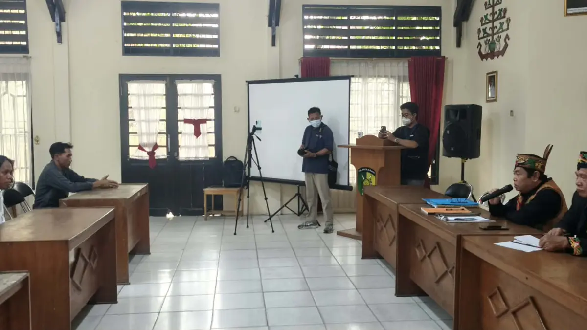 Suasana sidang Adat Dayak atas dugaan pelecehan yang dilakukan Ain Nasriko kepada vokalis R.A.S.Y.A Band, Natasya (19) di Palangka Raya, Jumat (25/9).(dodi/radarsampit)