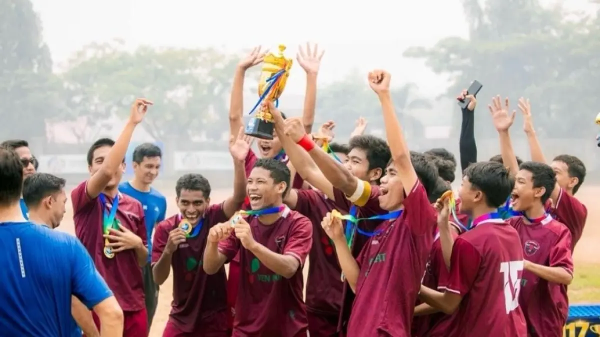 Tim Persela Lamandau saat mengangkat Throphy Juara 1 Piala Soeratin U-17 Regional Kalimantan (istimewa)