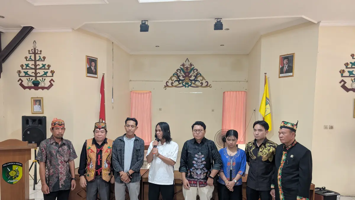 Ain Koto saat sidang Adat Basara Hai di Aula Kantor Kecamatan Jekan Raya, Jumat (25/9/2026). (Wawan/Radar Sampit)