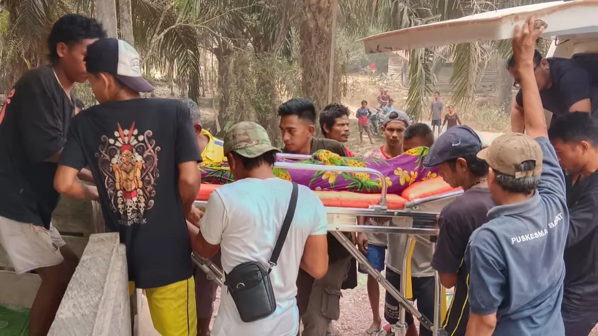 Jenazah Novan Mohamad Sobarin saat tiba di rumah duka. (warga/radar sampit)