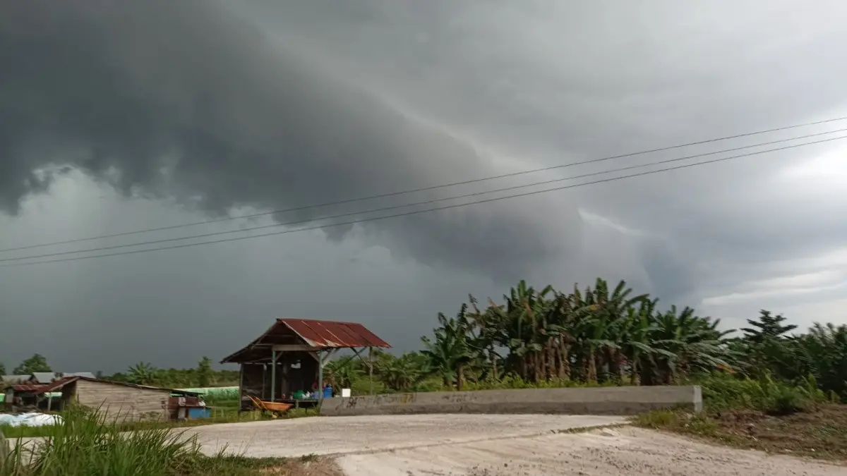 Langit di Sampit, mendung, saat kondisi cuaca musim hujan. (Dok.Oes /Radar Sampit)