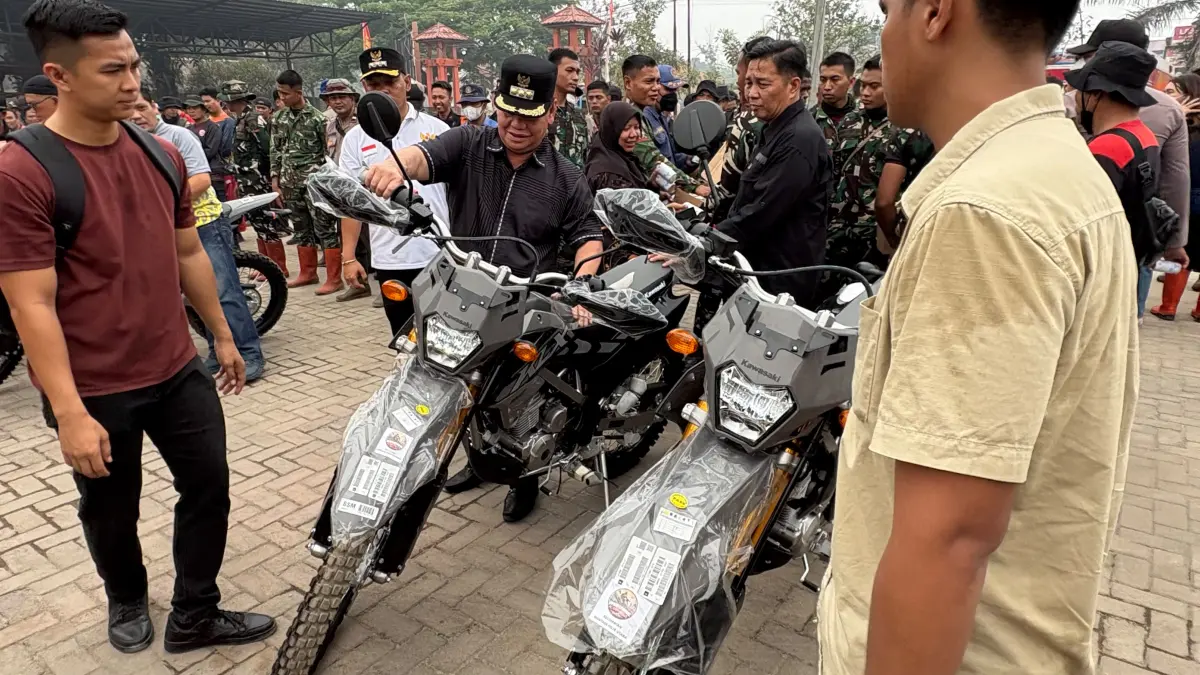 SIMBOLIS: Bupati Kotim Halikinnor menyerahkan secara simbolis kendaraan trail untuk kecamatan di wilayah ini, Sabtu (26/9).YUNI/RADAR SAMPIT