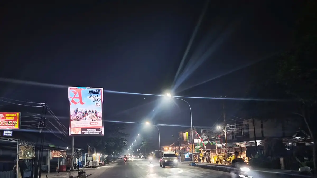TERANG BENDERANG: Jalan Kapten Mulyono, Kotawaringin Timur, kini terlihat lebih terang setelah penerangan jalan umum (PJU) yang dipasang mulai difungsikan. (brima/radar sampit)