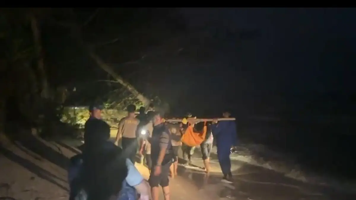 Tim gabungan saat mengevakuasi 4 jenazah yang diduga korban KM Virgo Transport 8 di pesisir Sukamara, Kalimantan Tengah. (Istimewa/Radar Sampit)