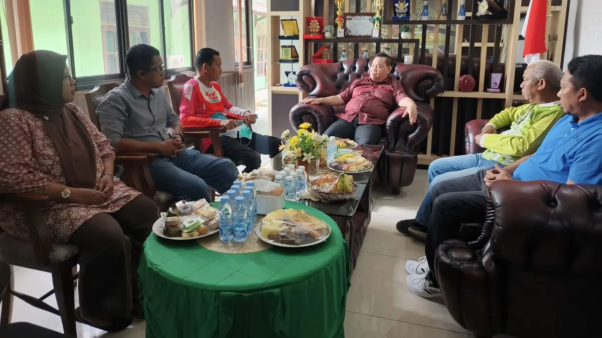 KUNJUNGAN: Bupati Kotim Halikinnor saat kunjungan ke Kantor DLH Kotim, baru-baru tadi. FOTO: KOMINFO KOTIM/RADAR SAMPIT