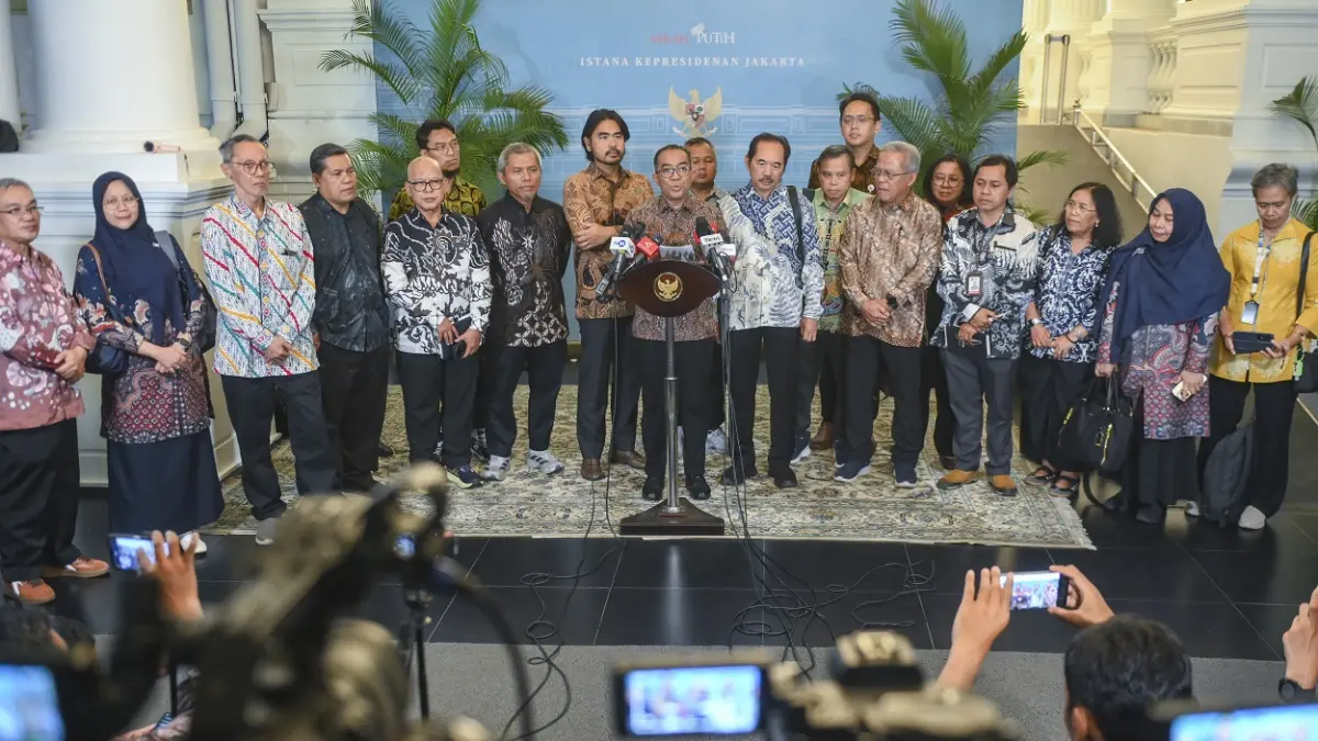 Mendiktisaintek Brian Yuliarto (tengah) didampingi pakar dan akademisi memberikan keterangan pers usai mengikuti rapat terbatas tentang penanganan lahan gambut yang dipimpin Presiden Prabowo Subianto di kompleks Istana Kepresidenan, Jakarta, Kamis (24/9/2026). Dalam ratas yang diikuti oleh sejumlah pakar dan akademisi itu diantaranya membahas pembentukan Badan Pengelolaan Gambut dan Mangrove Nasional (BPGMN). (ANTARA FOTO)